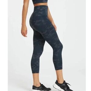 Spanx Look At Me Now Seamless Crop Leggings Compression Camo Gray Size Medium M